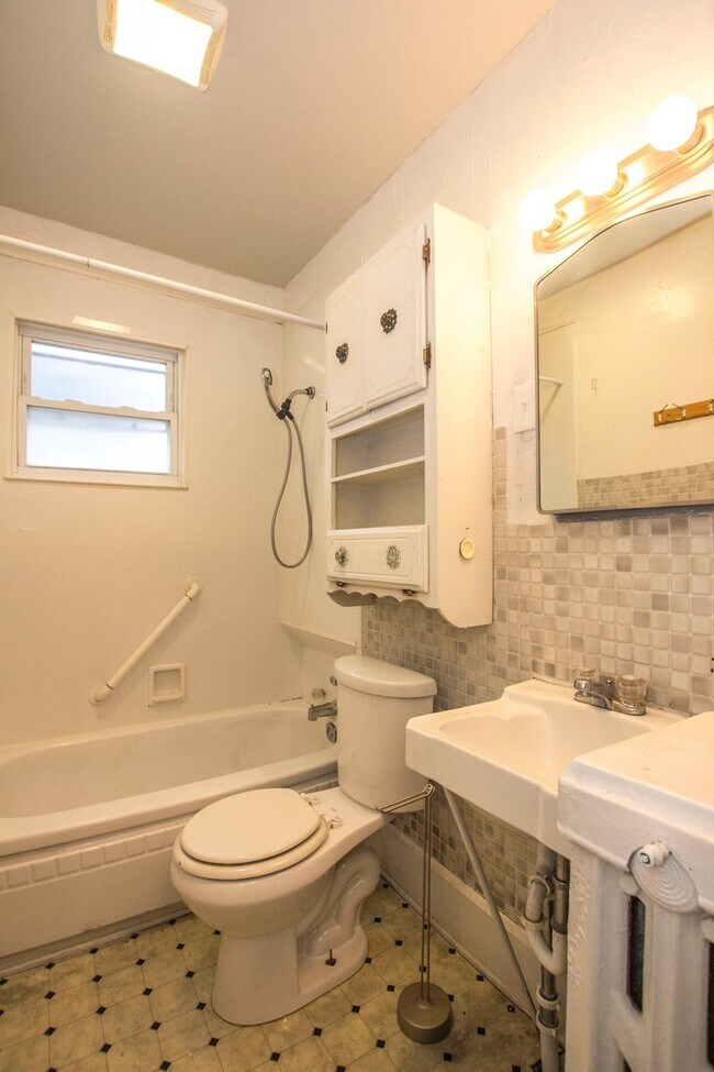 Building Photo - Spacious 3 bedroom 1 bath