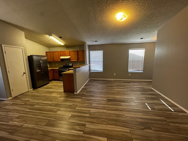 Building Photo - 3 Bedroom 2 Bath Home