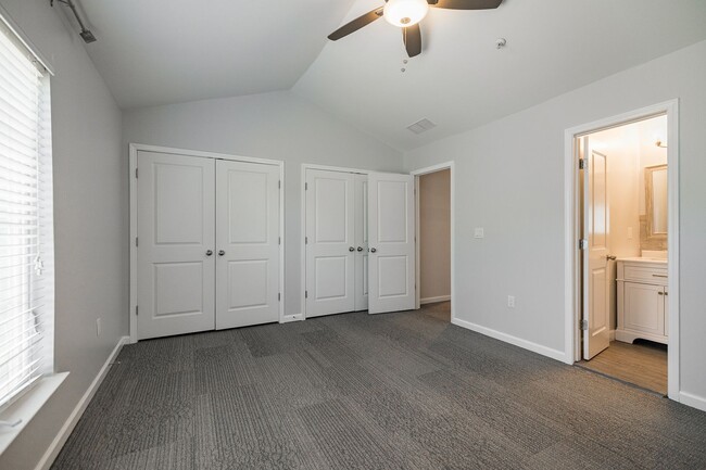 Building Photo - 3-Bedroom Townhouse in the Summit of Athens