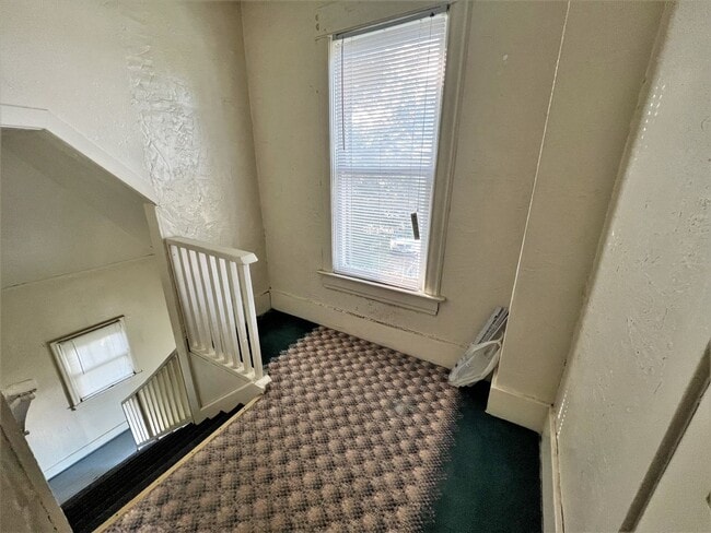 Building Photo - 915 W 4th Ave