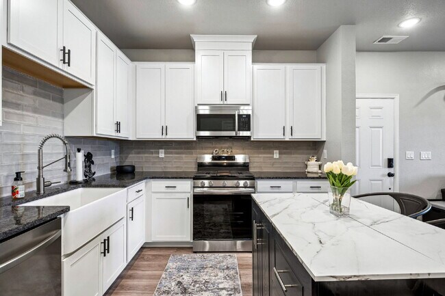 Building Photo - "Charming 2-Bed, 2-Bath Condo Retreat in Littleton - 870 Sq Ft of Cozy Elegance!"