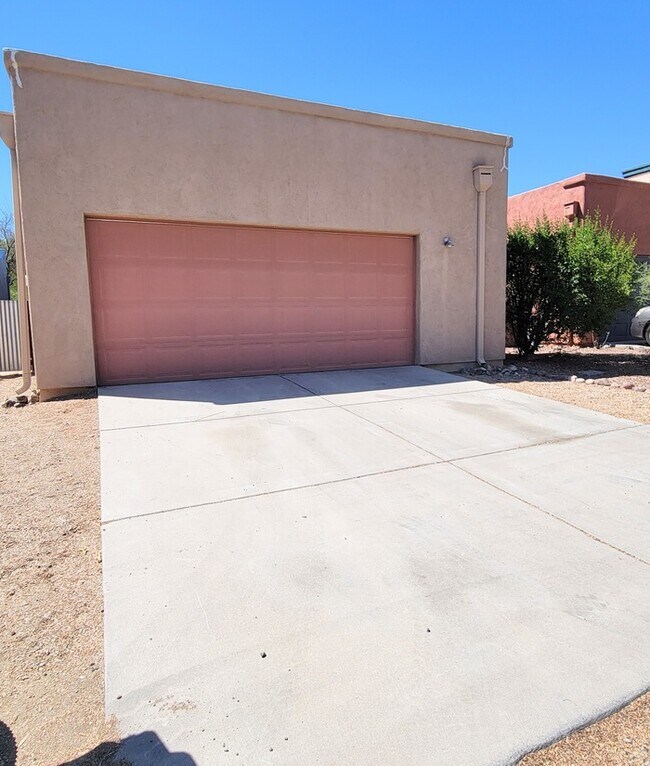 Building Photo - Pet friendly Civano home