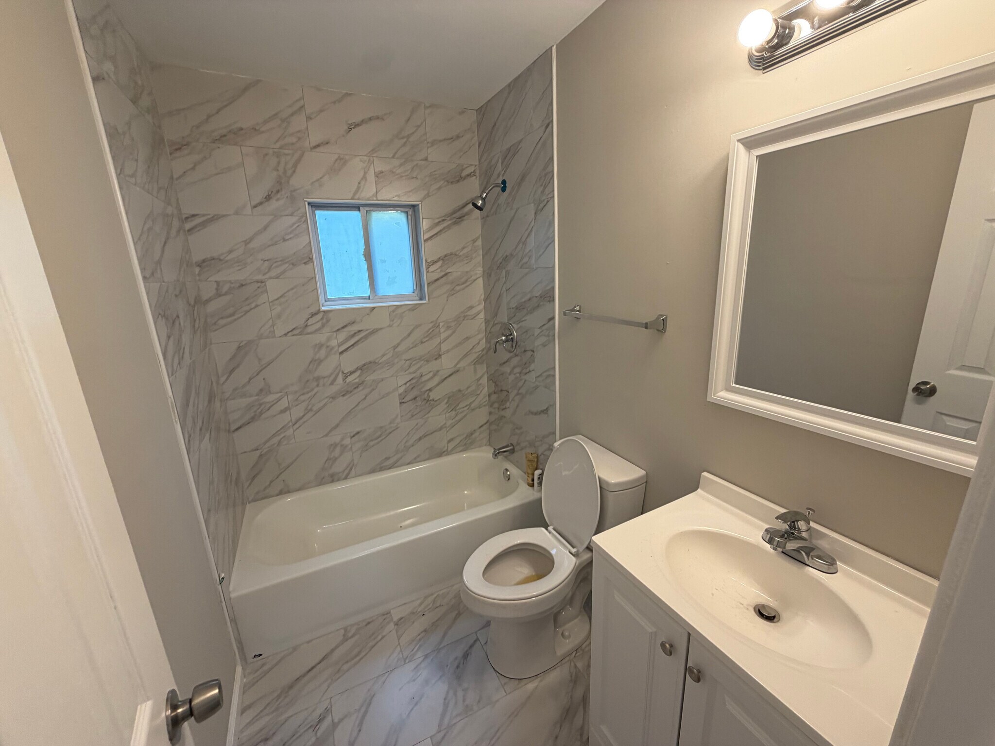 Building Photo - Room in Apartment on Gresham Park Dr