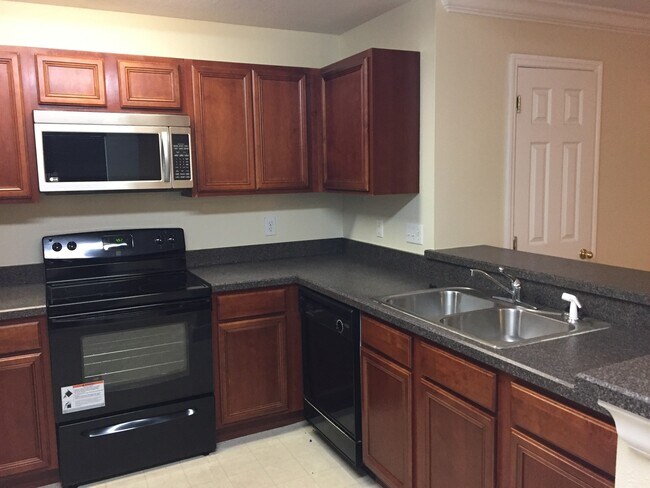 Building Photo - 3 bedroom townhouse in the desired Avalon Park