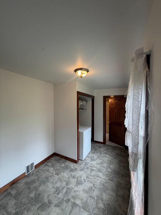 Building Photo - 1295 Kroucher Rd