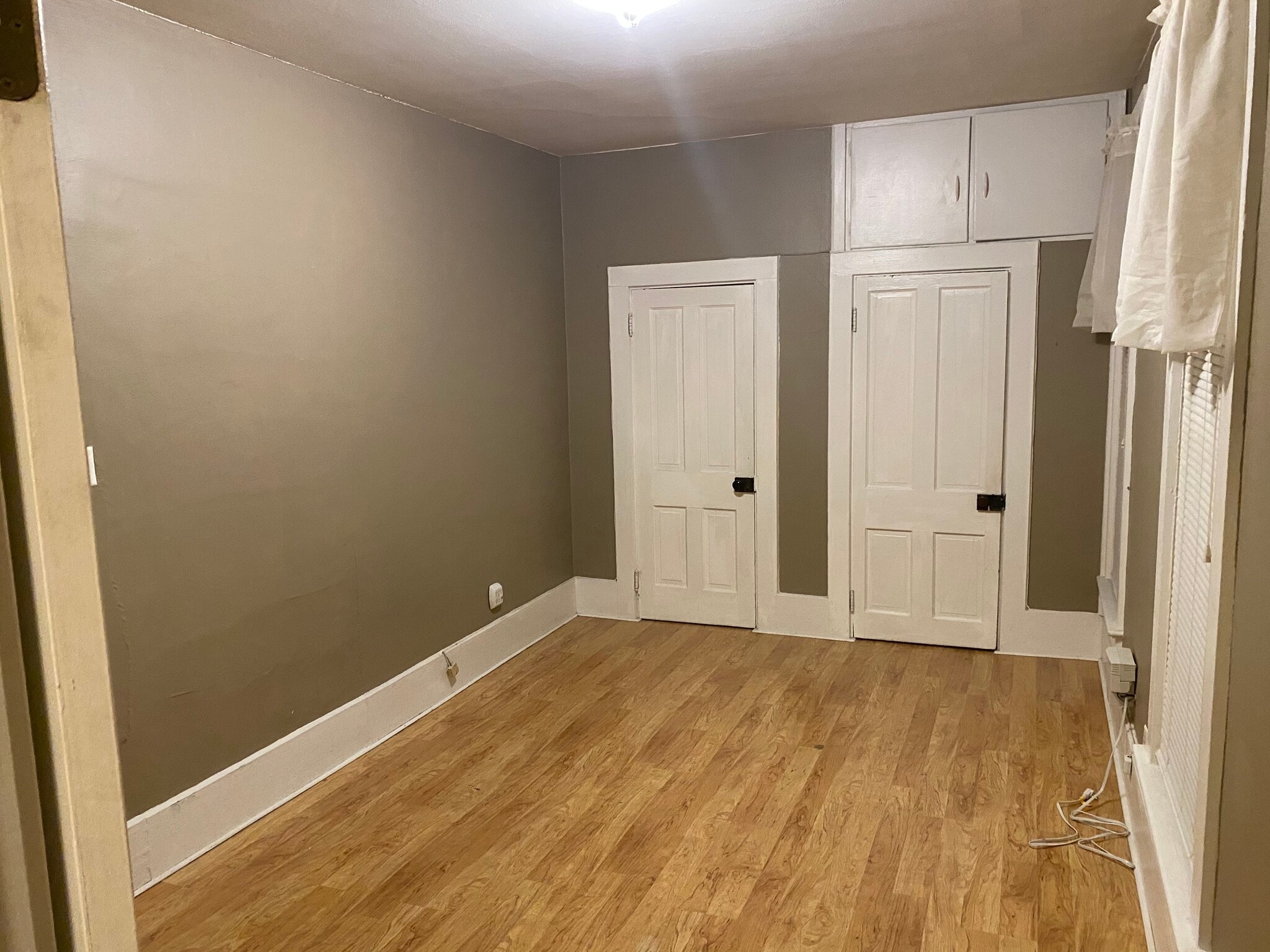 Large Bedroom - 712 Poplar St