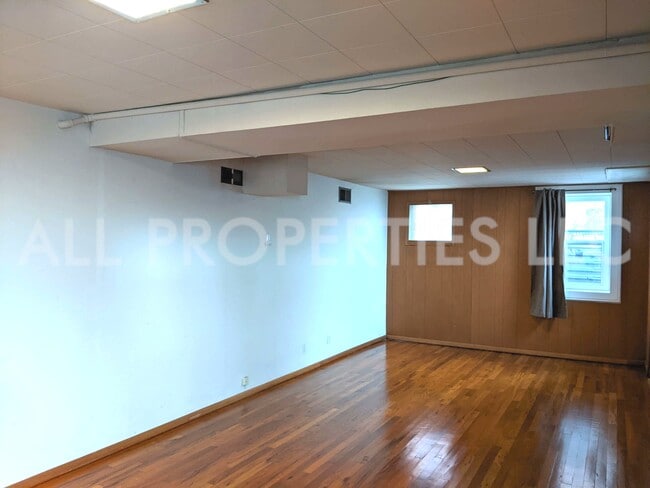 Building Photo - 557 S Race St