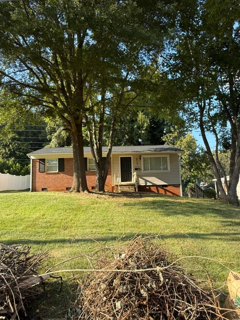 Building Photo - 815 Norwood Dr