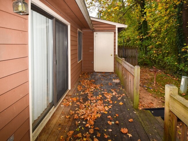 Building Photo - 3 bedrooms, 2 bath one level town-home wit...