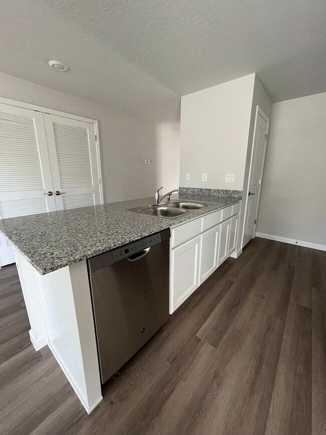 Building Photo - Beautiful 4 Bedroom Home with Huge yard!