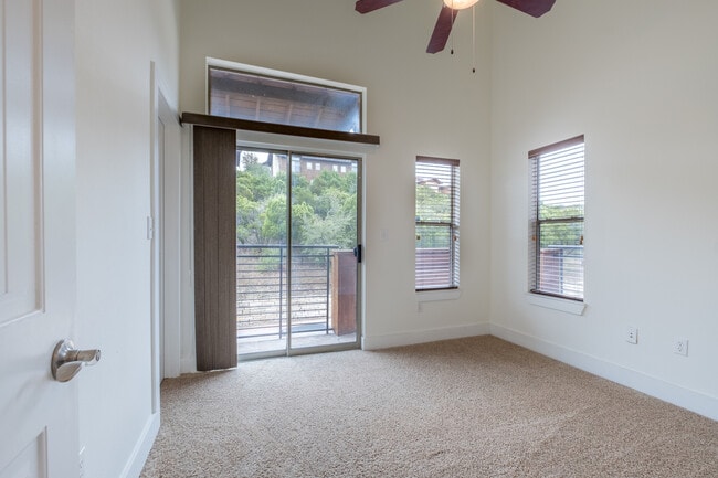 Building Photo - Beautiful 2 Bedroom, 2.5 Bath Townhome in Northwest Austin