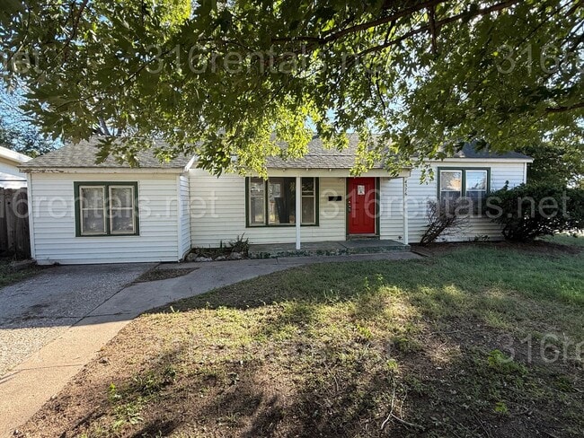 Primary Photo - $1145 - 3 bedroom / 1 bathroom - Single Fa...