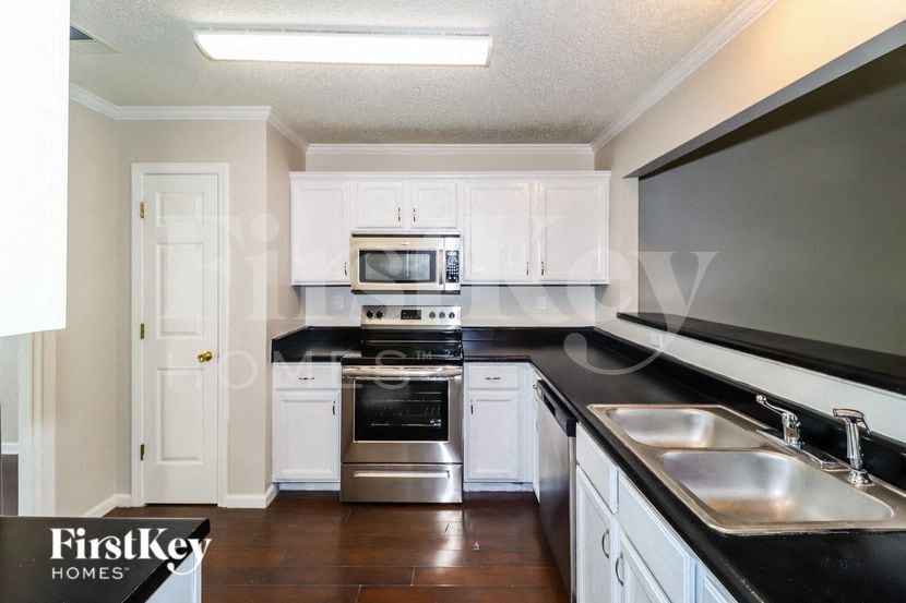 Building Photo - 8668 Pantherburn Cir N