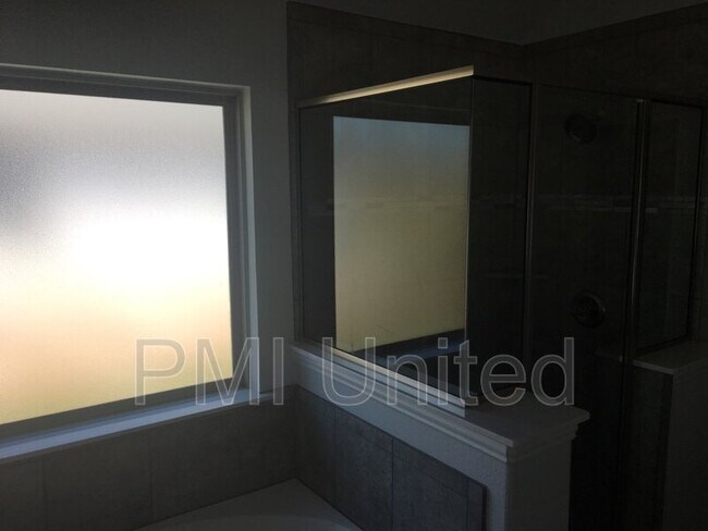 Building Photo - 3005 Cliffview Dr