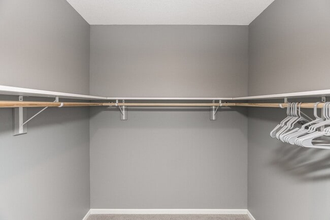 Building Photo - Fully Furnished Townhome Blocks Away From Downtown