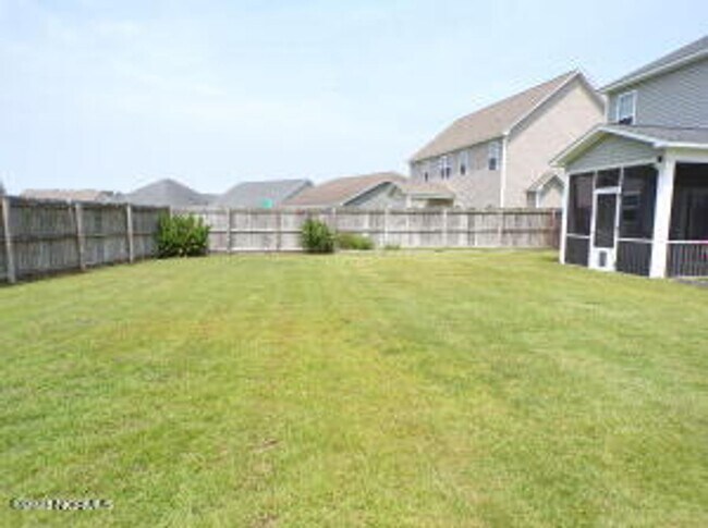 Building Photo - 4 Bedroom 2.5 Bathroom home located in Carolina Subdivision