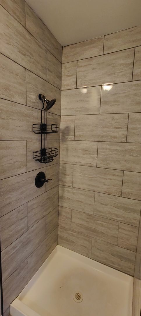 Building Photo - Large, Renovated 4 bedroom in Church Hill