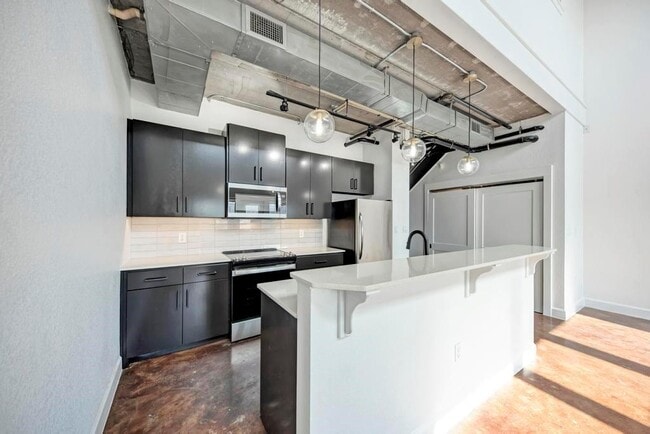 Building Photo - 807 E 14th St