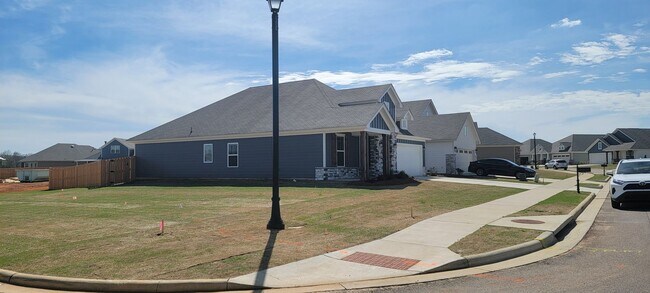 Building Photo - BEAUTIFUL HOME in the Desirable Hedgefield subdivision in Prattville.