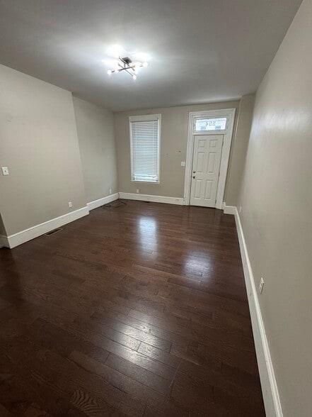 Building Photo - 554 Walnut St