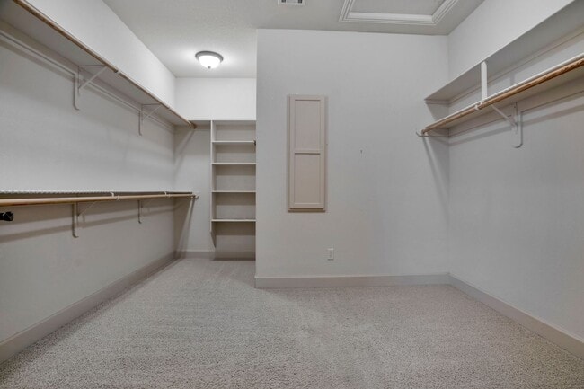 Building Photo - Executive Bentonville Home convenient to WM Home Office and more!