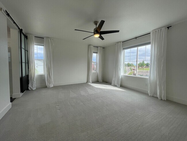 Building Photo - Stunning and spacious 4.5 bedroom, 3 bathroom home located in Morgan Hill