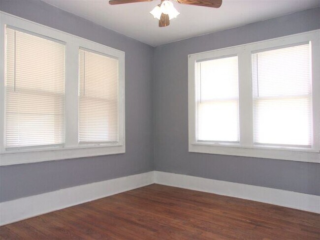 Building Photo - 1 BED 1 BATH 1 CAR DETACHED GARAGE CRESTWO...