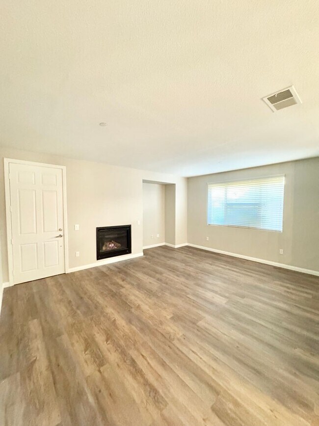 Building Photo - 12336 Hollyhock Dr