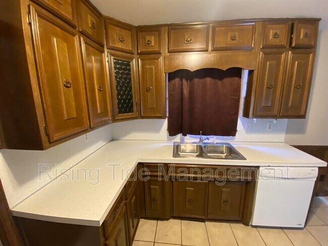 Building Photo - 1505 Pine Tree Dr