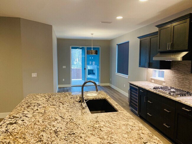 Building Photo - Gorgeous Newer Home!
