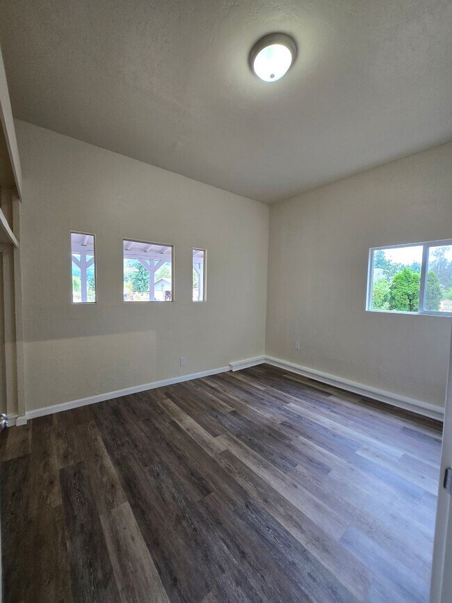 Building Photo - 1 Bedroom 1 bathroom in Rainier