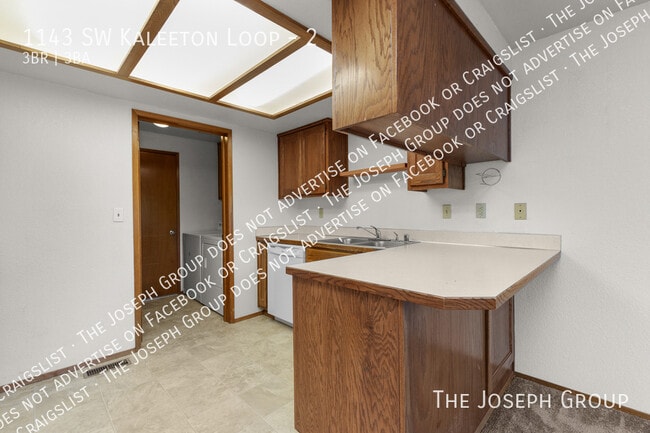 Building Photo - 1143 SW Kaleeton Loop