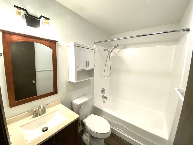 Building Photo - 3238 Lyon St SE