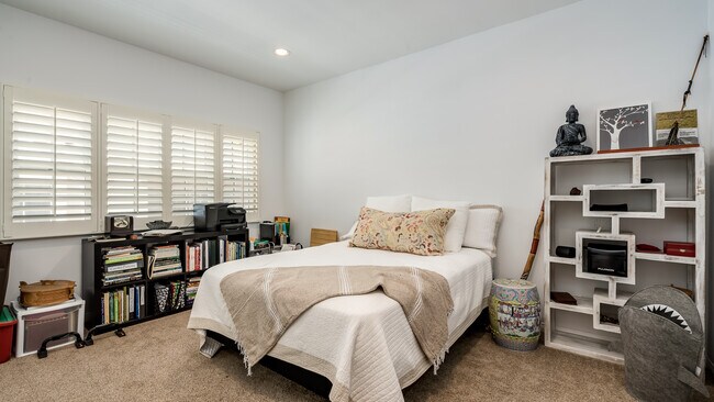 Building Photo - 2025 S Beverly Glen Blvd