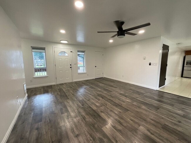 Building Photo - Beautiful 3 Bedroom 2 Bath Home at Lawrence Lake!