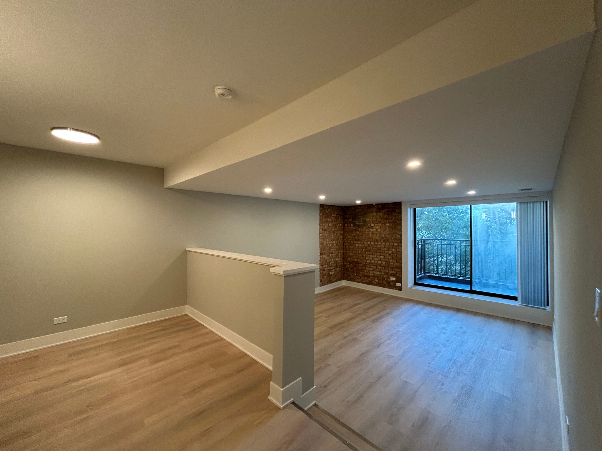 Building Photo - 1214 N La Salle Dr