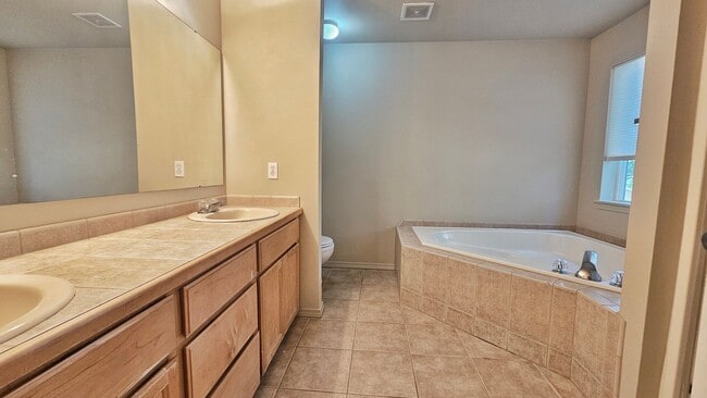 Building Photo - Beautiful 5 bed 2.5 Bath Home in Renton Highlands