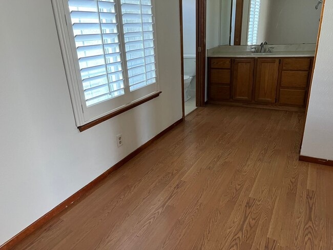 Building Photo - Northeast Hanford 3 bedroom 2 bath with la...
