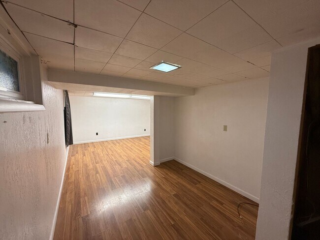 Building Photo - Two bedroom, One bathroom, Pet Friendly Ho...