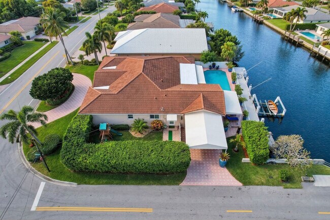 Building Photo - 5841 Bayview Dr
