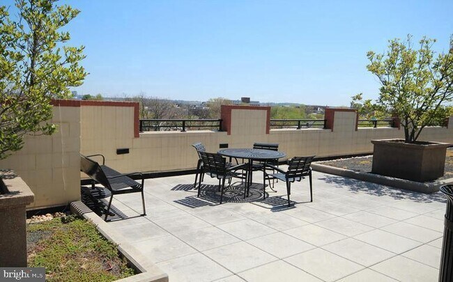 Building Photo - 525 N Fayette St