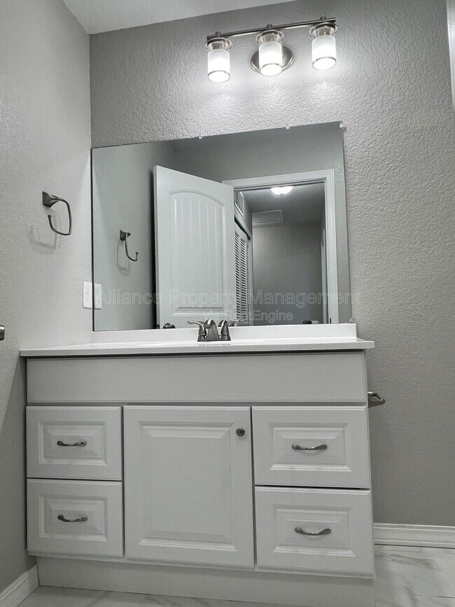 Building Photo - 7470 Grand Valley Dr