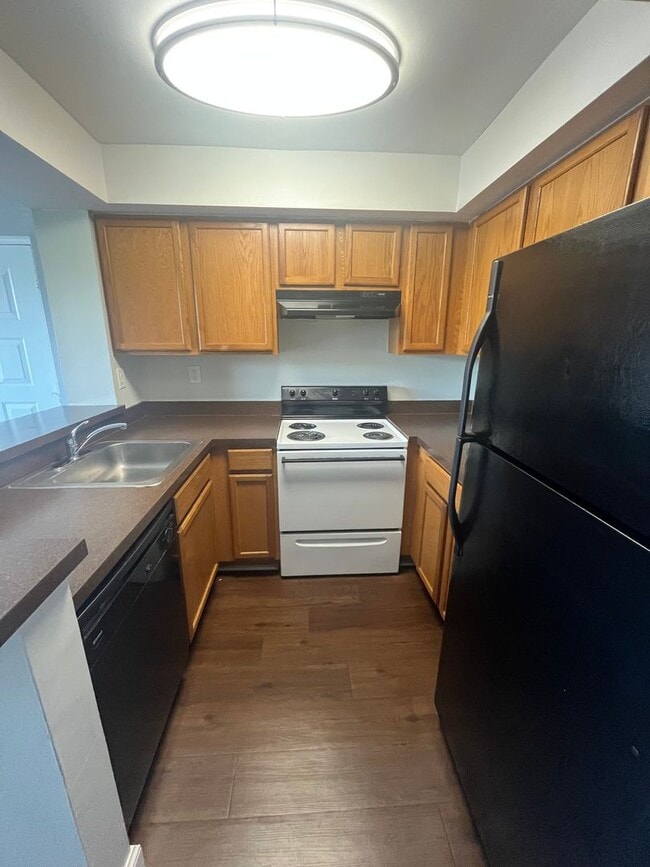 Building Photo - ONE BEDROOM ONE BATHROOM!! WATERFRONT COMMUNITY
