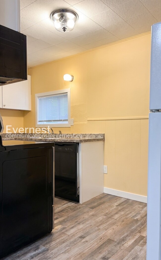 Building Photo - 2-Bed/1-Bath Town Home/ Available Now!