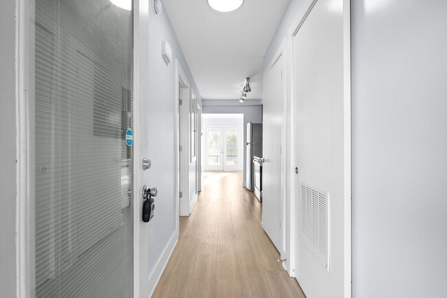 Building Photo - Beautiful 2 Bedroom Condo For Rent Near APSU!