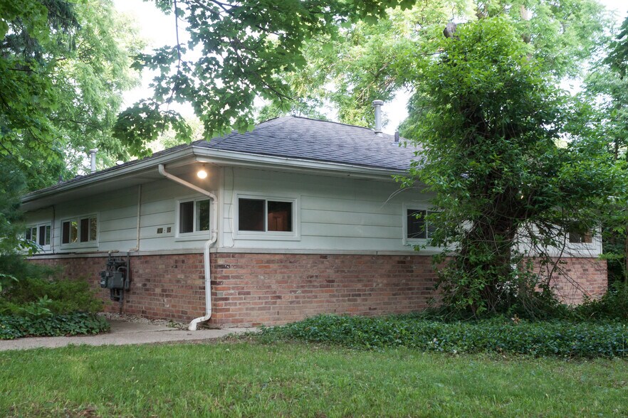 Building Photo - 415 S Revena Blvd