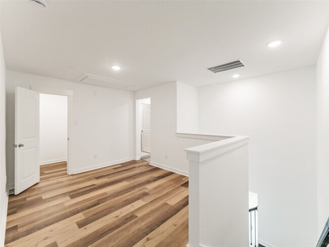 Building Photo - 2230 Memory Oaks Dr