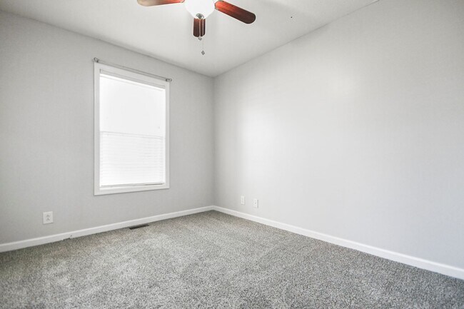 Building Photo - Dog Friendly Three Bedroom!