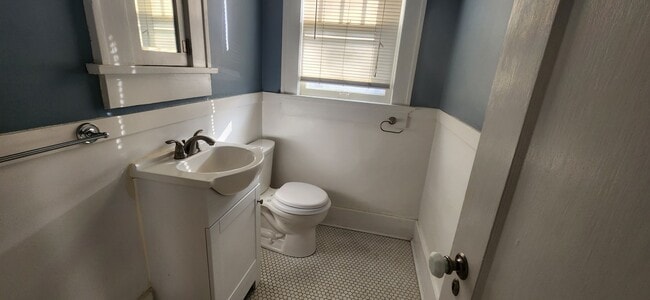 Building Photo - 3 Bedroom 1.5 bath Duplex