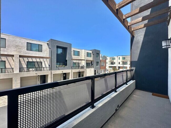 Building Photo - Modern 3BR Townhome in Ocean View Hills with Attached Garage & Open Floor Plan